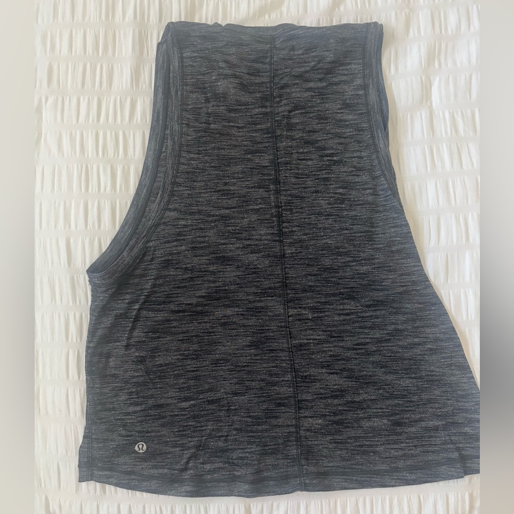 LULULEMON tank 
Grey/black
